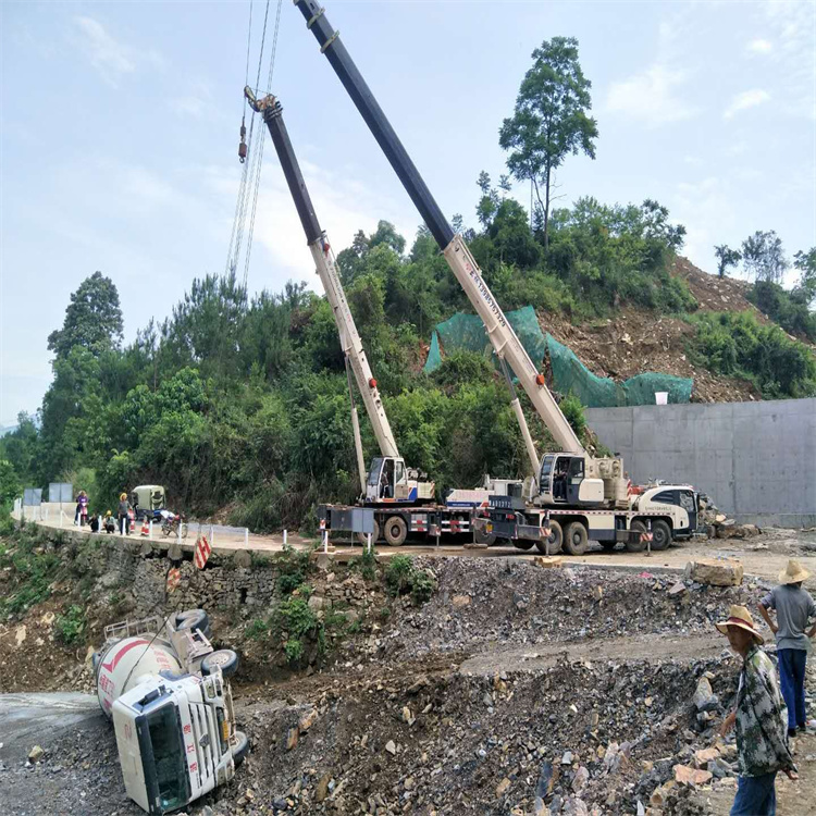 普定汽车掉沟里叫吊车救援要多少钱